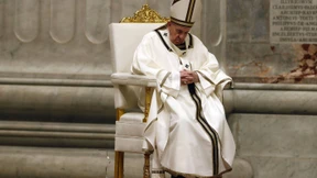 Papst Franziskus feiert einsame Osternacht