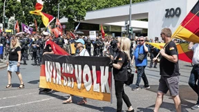 Rechtsrock und Friedenstauben