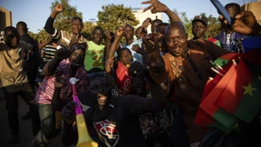 Hunderte Menschen feiern Machtübernahme des Militärs