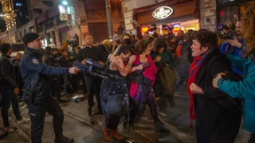 Polizei stoppt Demonstrantinnen