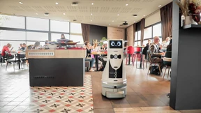 Wenn der Roboter die Teller bringt