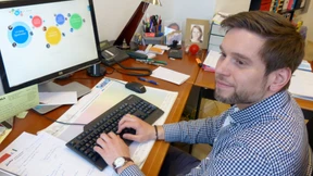 Mit Windeln vor dem Computer