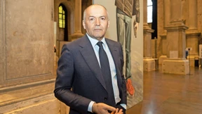 Der Oligarch mit grauer Weste