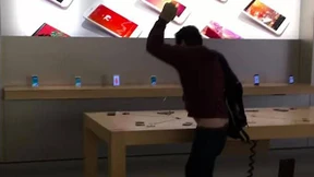 Mann zerstört iPhones in Apple-Laden