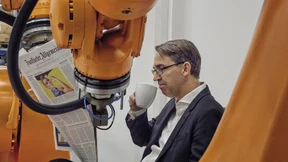Neues F.A.Z.-Motiv mit klugem Kopf von KUKA Robotern fotografiert