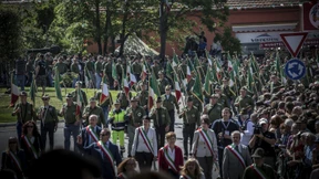 Herumgezerrt, begrapscht und obszön beschimpft