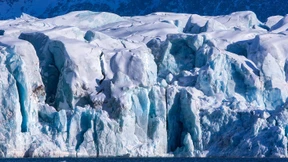 Arktische Eisproben schmelzen in Kühlkammer