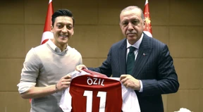 Özil zeigt sich offenbar mit Tattoo der „Grauen Wölfe“