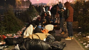 Dutzende Flüchtlinge harren in Calais aus