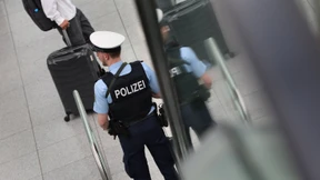 Nackte Passagierin randaliert und beißt Bundespolizisten