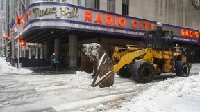 Nach Wintereinbruch: New York schaufelt sich von Schneemassen frei