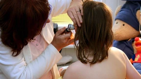 Bahr denkt über Vorsorge-Untersuchungen an Schulen nach