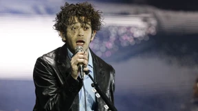 Matty Healy küsst Bandkollegen auf Bühne – und erhält Auftrittsverbot