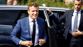 Zerknirscht wirkt Macron nur einmal