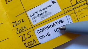 Ein Kreuz mit AstraZeneca