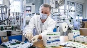 Masken aus Kelkheim in Massen produziert