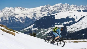 Er radelt in einer Tour