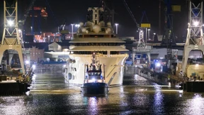 Festgesetzte Luxusjacht „Dilbar“ verlässt den Hamburger Hafen