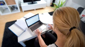 Arbeit im Homeoffice belastet Eltern besonders stark
