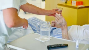 Pfleger gesucht – aber schlecht bezahlt