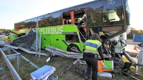Flixbus prallt auf A5 ungebremst gegen Leitplanke