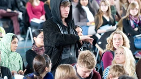 Internet-Dialog und Straßengespräche