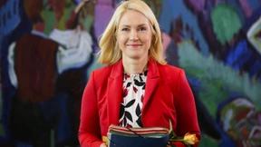 Schwesig zieht positive Bilanz und droht kleineren Firmen