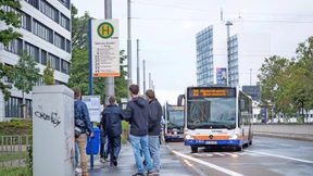 Die Senioren gehen zu Fuß