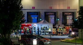 13 Feuerwehrleute bei Großeinsatz in Papierfabrik verletzt