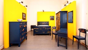 Akrobatik auf der Schranktür