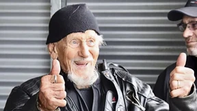 Leslie Harris ist der älteste aktive Motorradrennfahrer der Welt