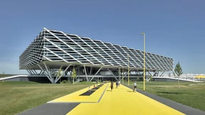 Der Chef grüßt im Vorüberjoggen auf der Treppe