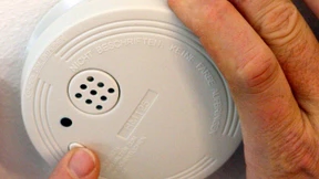 „Guten Tag, ich überprüfe jetzt Ihre Rauchmelder“