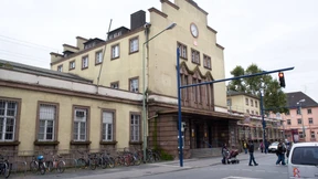 Grüner Anstrich für einen tristen Bahnhof