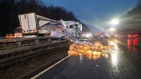 Lastwagen stellt sich am Elzer Berg quer, Auto rauscht darunter