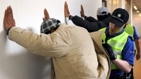 Schweiz nimmt Flüchtlingen ihr Geld ab 