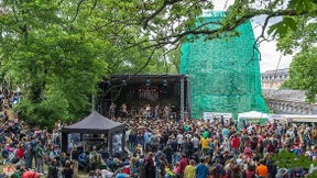 Sofa statt grüner Wiese