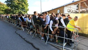 Wer feiert da drinnen? Und wer wartet draußen?