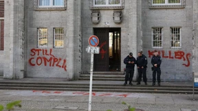 Vermummte Personen stürmen Gebäude