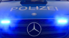 Luxus-Sportwagen schleudert auf Kreuzung umher