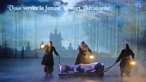 Der Kunstdrache speit Feuer