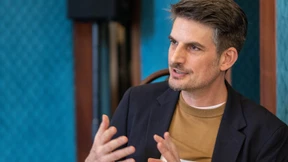 Arztkittel und Theaterbühne