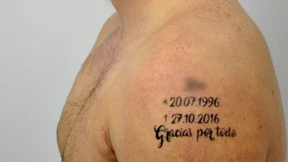 Kruzifix mit Datum der Ermordung tätowiert