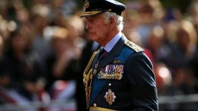 Charles kündigt Angestellten