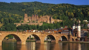 Hölderlins Sprache und Heidelberg - strophenweise