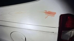 Autos und Häuser mit Hakenkreuzen aus menschlichem Blut beschmiert