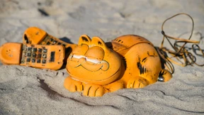 Rätsel um angespülte Garfield-Telefone in der Bretagne gelöst