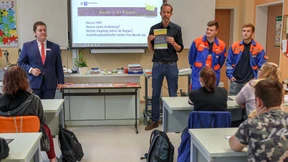 Uni-Absolventen verdienen erst spät im Leben mehr