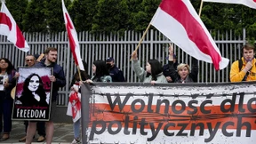 Menschen protestestieren gegen Lukaschenko