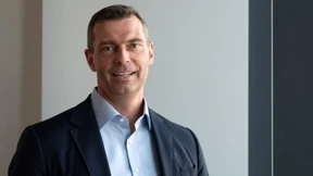 Jongleur mit brennenden Fackeln